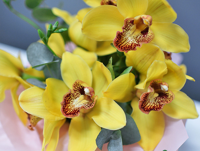 Коробочка с желтыми орхидеями Фото